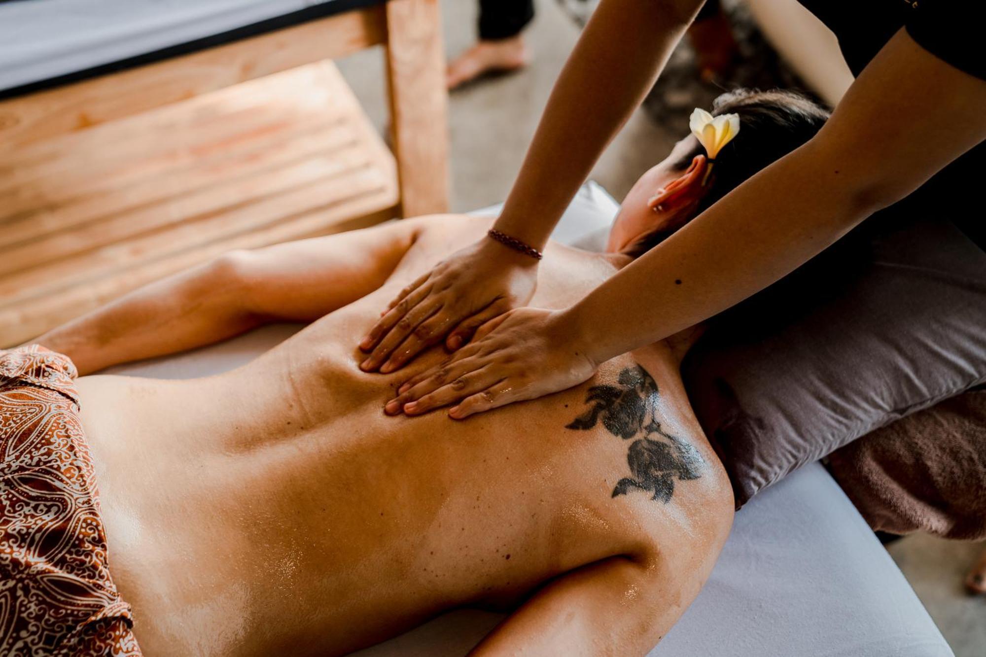 Purana Suite Ubud Exteriér fotografie A massage